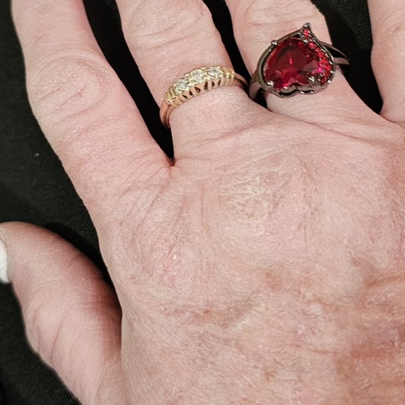 Red/ruby ring - Picture 2 of 4